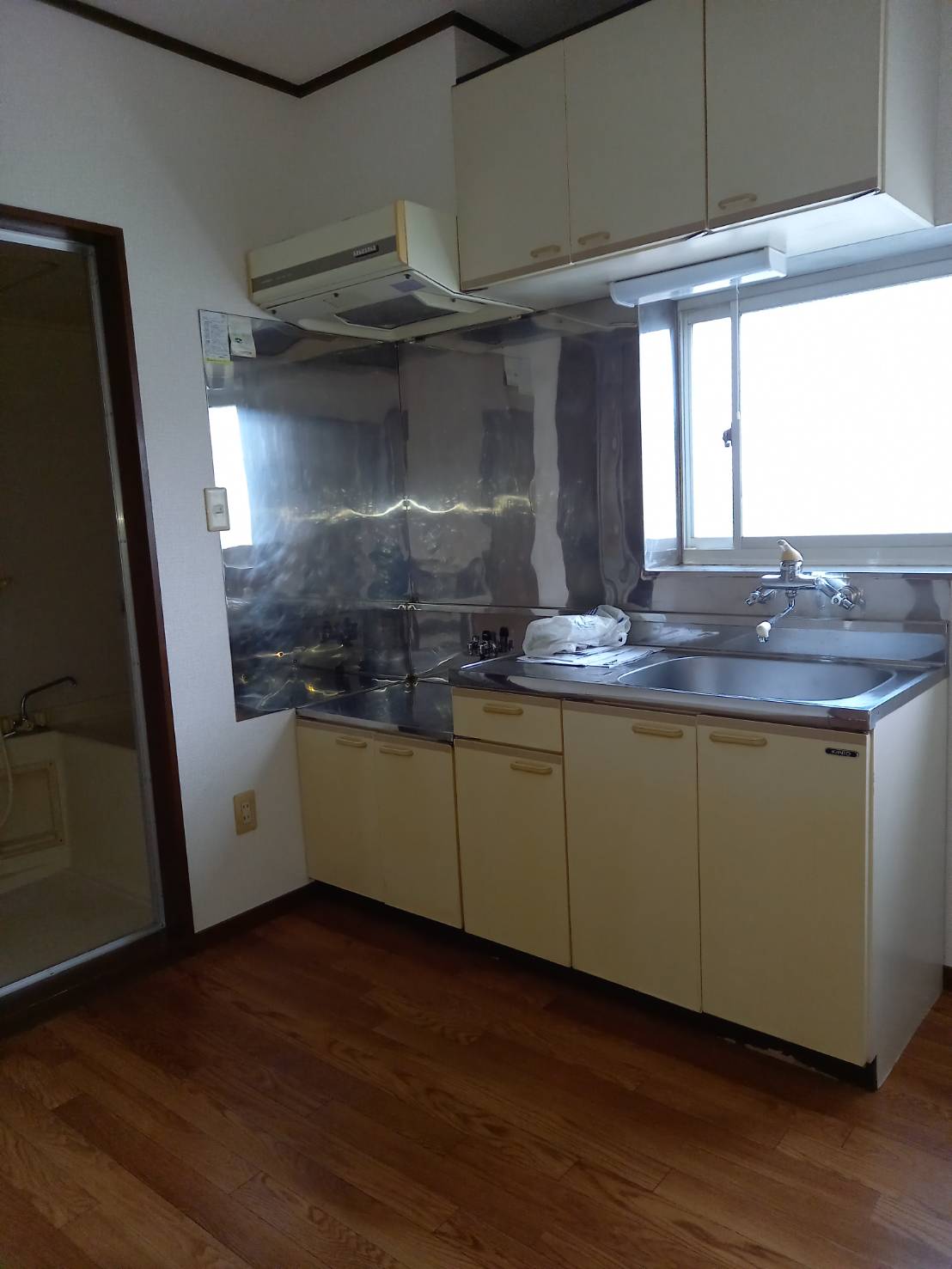 キッチン　換気にも便利な窓があり明るいキッチンです