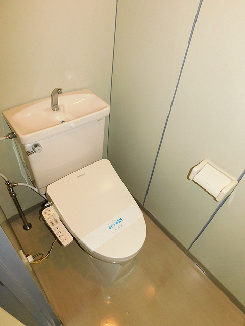 トイレ　新品の温水洗浄便座を設置しました！