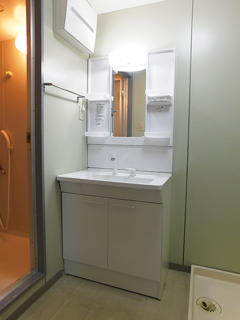 洗面設備　シャンプードレッサー＆室内洗濯機置場完備！