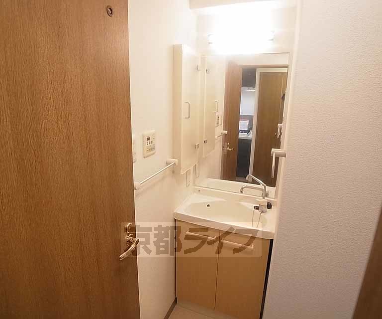 洗面設備　便利な独立洗面台です。