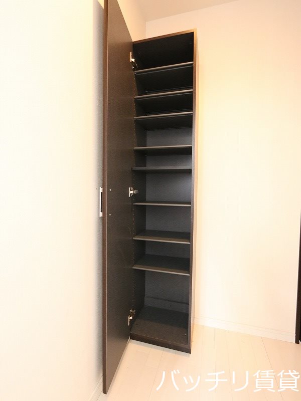 玄関　同型タイプの為、現状を優先いたします。