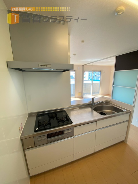 キッチン　会話が弾むカウンタータイプです。