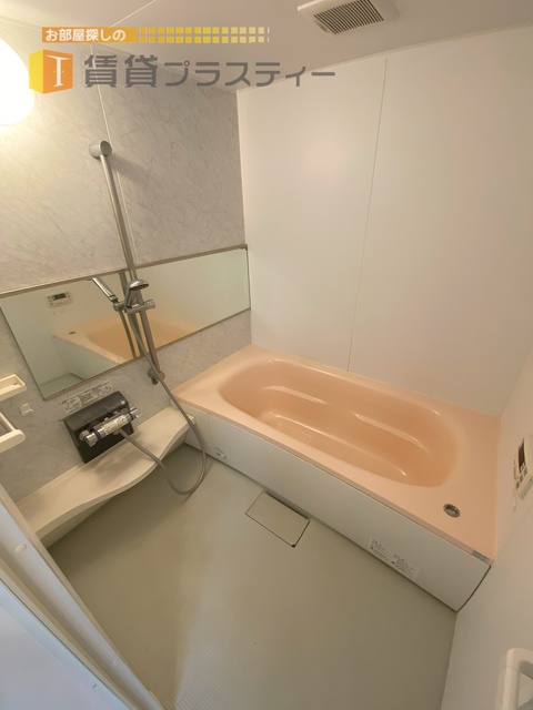 バス・シャワールーム　広々１坪タイプのお風呂。