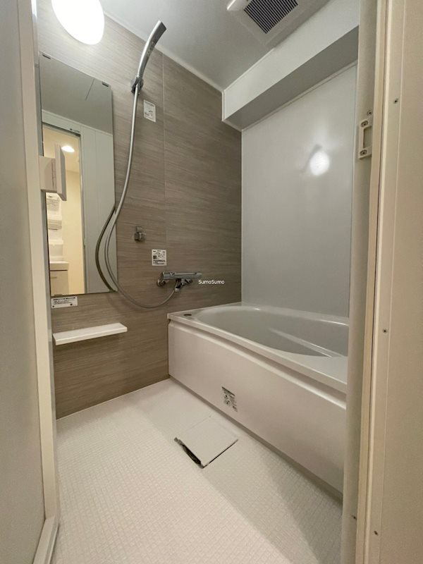 バス・シャワールーム　落ち着いた空間のお風呂です