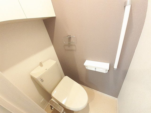 トイレ　落ち着いた色調のトイレです