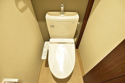 トイレ　温水洗浄便座付き