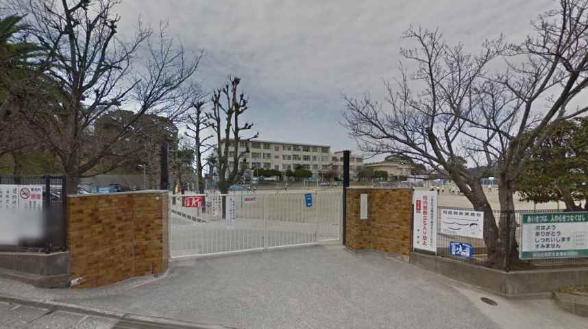 小学校　福岡市立小学校香住丘小学校（小学校）まで596m