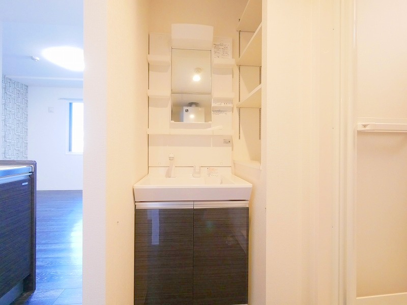 洗面設備　忙しい朝にうれしいシャンプードレッサー付きです♪