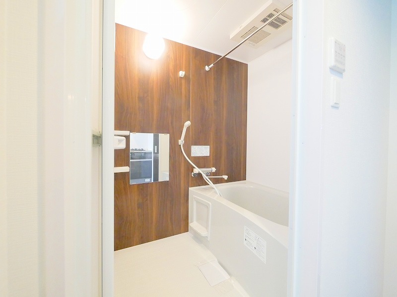 バス・シャワールーム　アクセントパネルがおしゃれなバスルーム♪