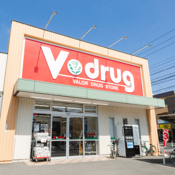 ドラックストア　V・drug瑠璃光店（ドラッグストア）まで493m
