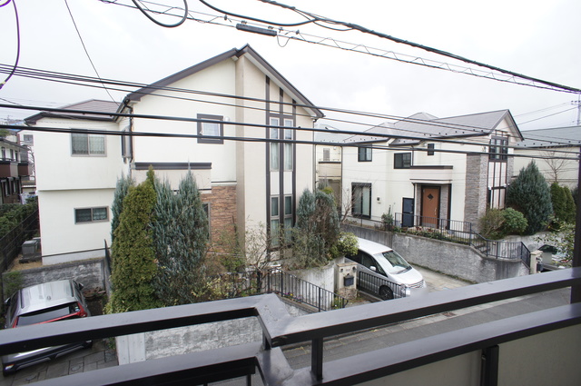 眺望　バルコニーからの景色です！圧迫感がないので暮らしやすい♪