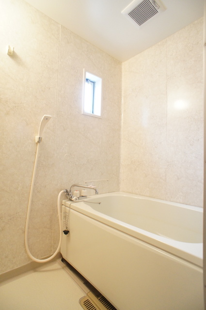 バス・シャワールーム　帰宅時間がずれても安心の追焚機能付バスルームです♪