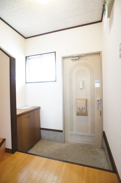 玄関　自然光のはいる、小窓付きの玄関です♪