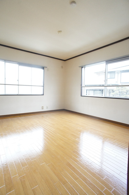 その他部屋・スペース　２面採光なので、明るく風通しのよい過ごしやすいお部屋です♪