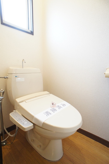 トイレ　トイレスペースにも窓があるので、換気バッチリです☆