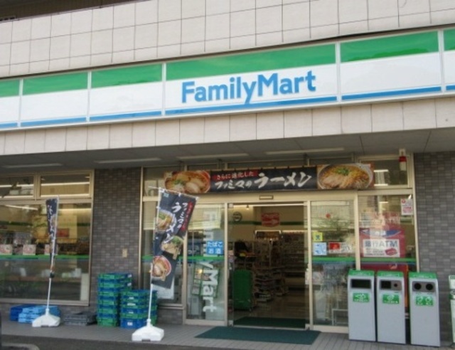 コンビニ　ファミリーマート鶴川駅西店（コンビニ）まで89m