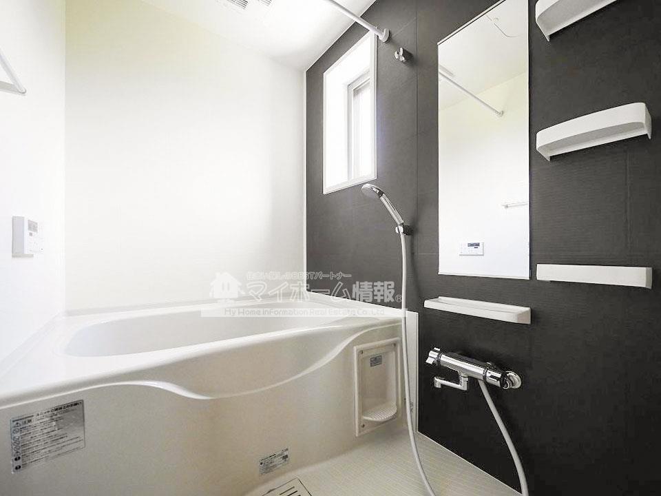 バス・シャワールーム　窓付き浴槽