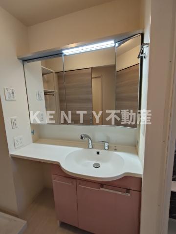 洗面設備　ゆったりとスペースのある洗面所