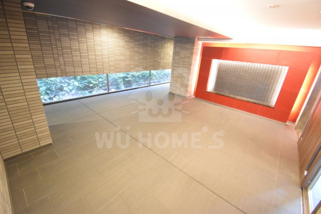 エントランス　落ち着いたエントランスです