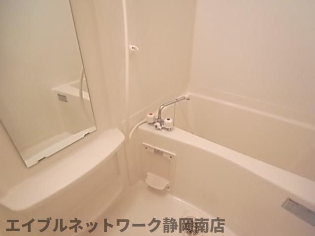 バス・シャワールーム　落ち着いた空間のお風呂です