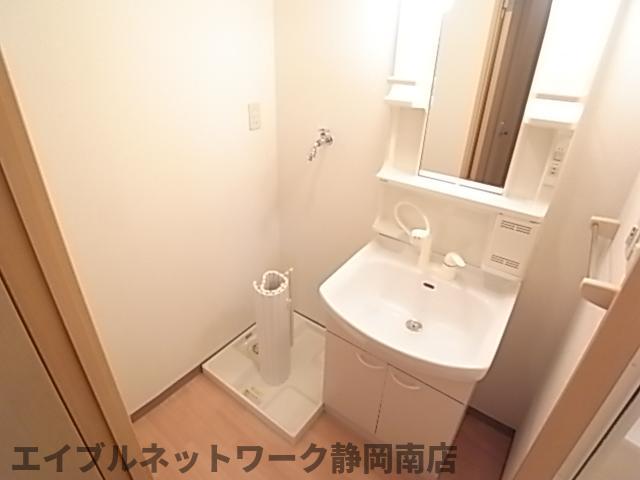 洗面設備　明るい洗面所です