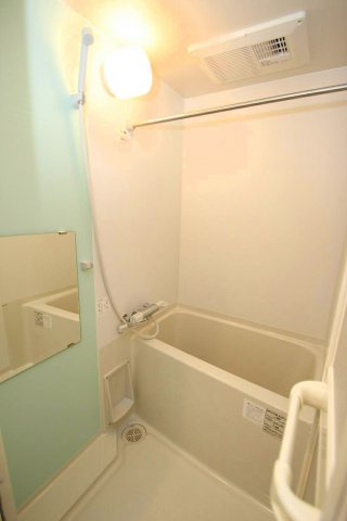 バス・シャワールーム　壁面の色はお部屋により異なります。