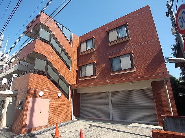 建物外観　鉄筋コンクリート造３階建て