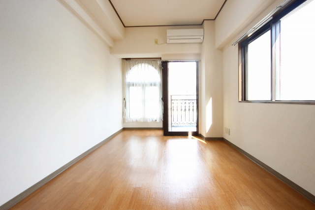 居室・リビング　同物件別号室のものです。