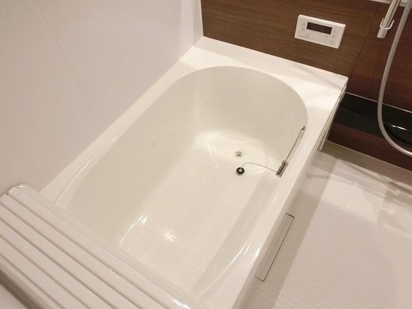 バス・シャワールーム　浴室乾燥機、追焚機能付の広々バスルーム！