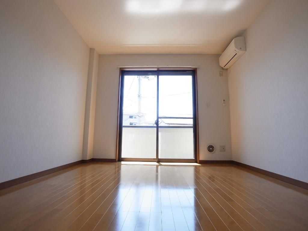 居室・リビング　バルコニーから見た居室