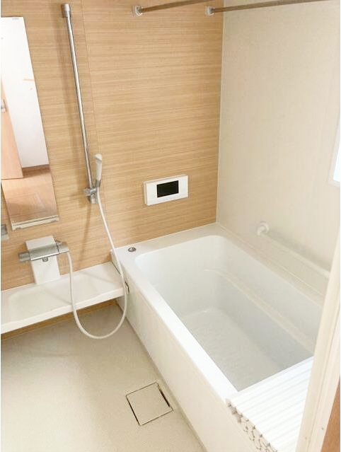 バス・シャワールーム　嬉しい追い焚き・浴室乾燥機付きです♪