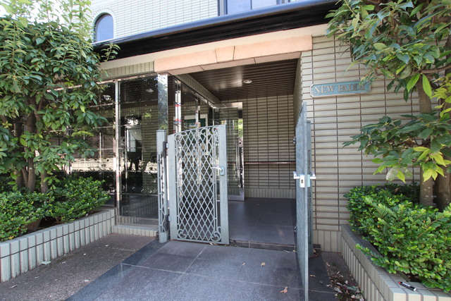 エントランス　重厚感のある建物入口