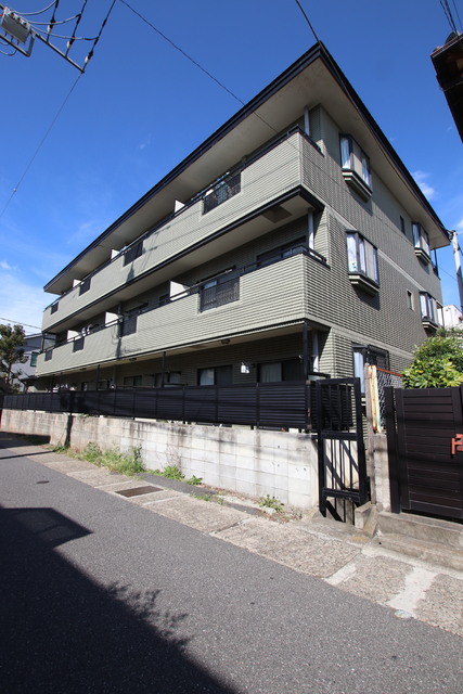 建物外観　地上２階建て鉄骨マンション