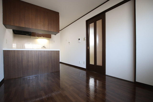 居室・リビング　【※他号室参考写真】９帖のダイニングキッチン