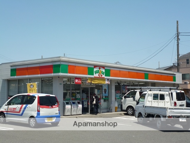 コンビニ　ファミリーマート（コンビニ）まで668m