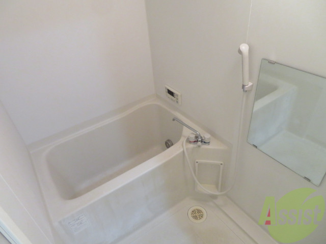 バス・シャワールーム　バスルームは狭すぎず、シャワーも浴びやすそうです。