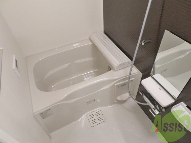 バス・シャワールーム　茶色の壁がオシャレなユニットバスになりますね。