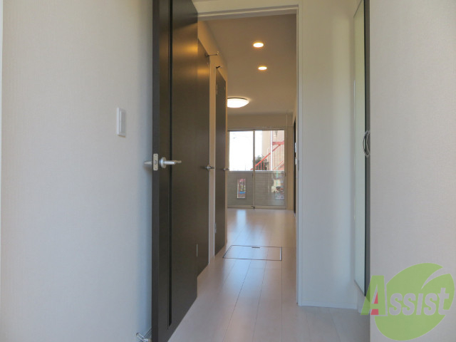 玄関　こちらは玄関からの目線になりますシンプルでオシャレですね。