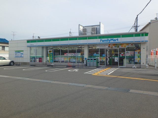 コンビニ　ファミリーマート（コンビニ）まで777m