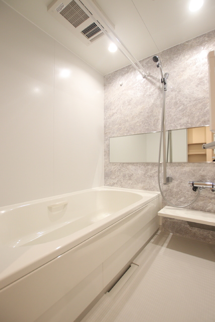 バス・シャワールーム　★浴室乾燥機付きの便利なバスルーム★