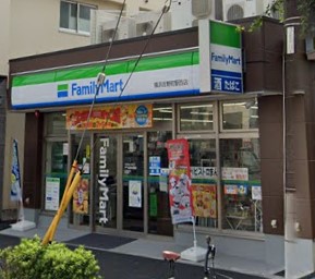 コンビニ　ファミリーマート 横浜吉野町駅西店（コンビニ）まで182m