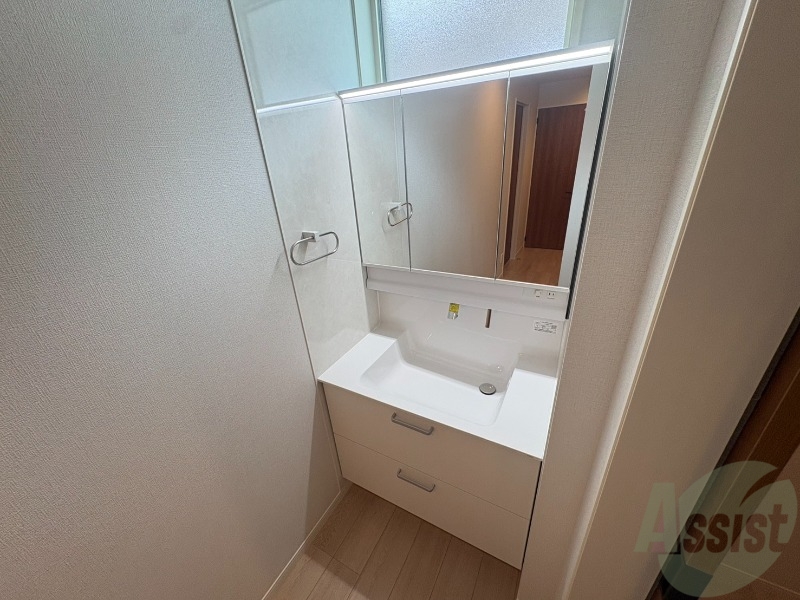 洗面設備　大きくて使いやすそうな独立洗面台になっています。