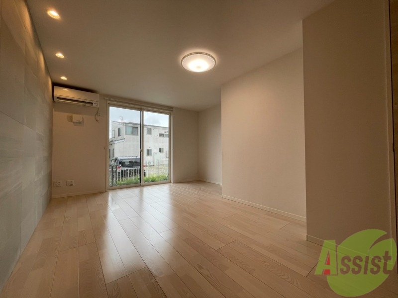 居室・リビング　陽当たりが良く、広々として過ごしやすそうです。