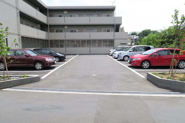駐車場　敷地内駐車場（要空確認）