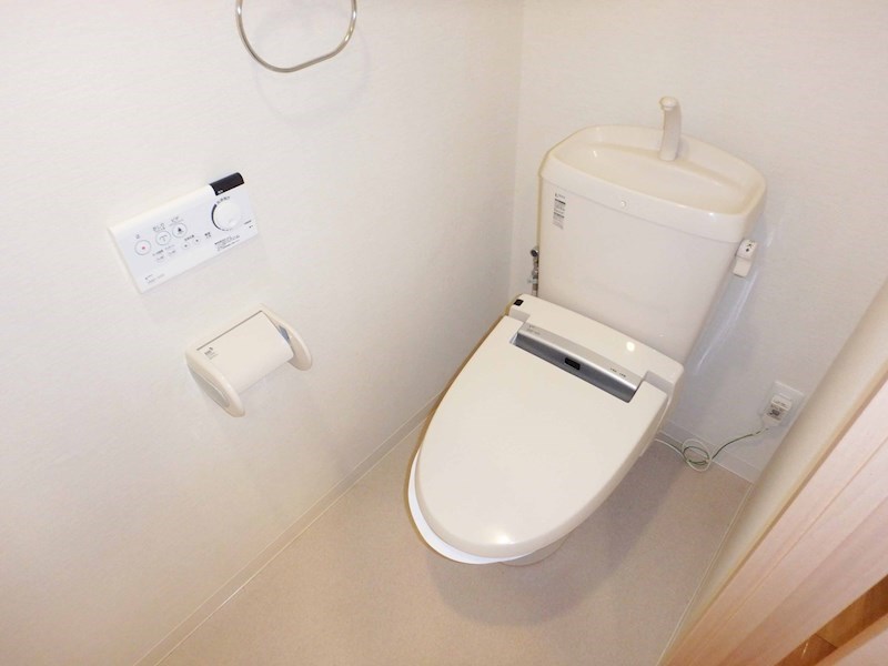 トイレ　温水洗浄便座つき！