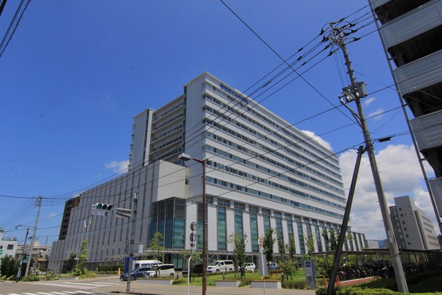 病院　愛媛県立中央病院（病院）まで400m