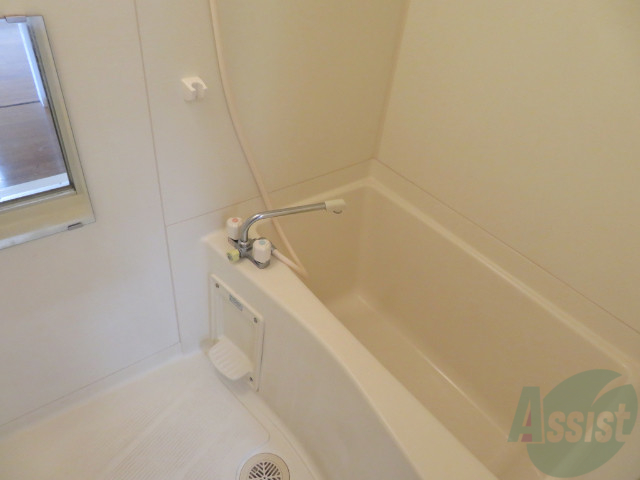 バス・シャワールーム　バスルームは狭すぎず、シャワーも浴びやすそうです。