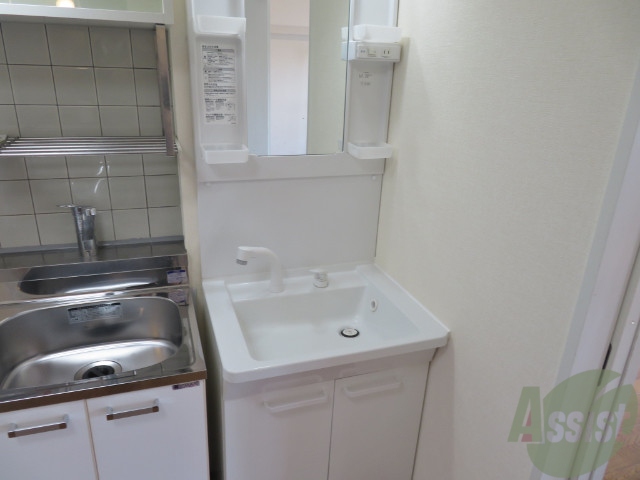 洗面設備　洗面台は独立していて、朝の準備も捗りそうです。