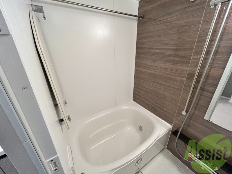 バス・シャワールーム　お風呂はゆったりと入るには十分な広さになっています。