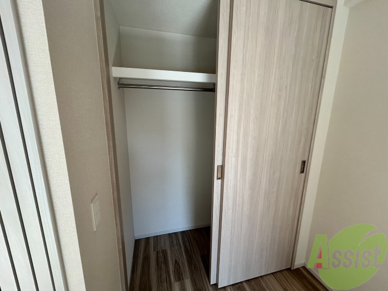 収納　クローゼットも奥行きが有り、服など多く収納できます。